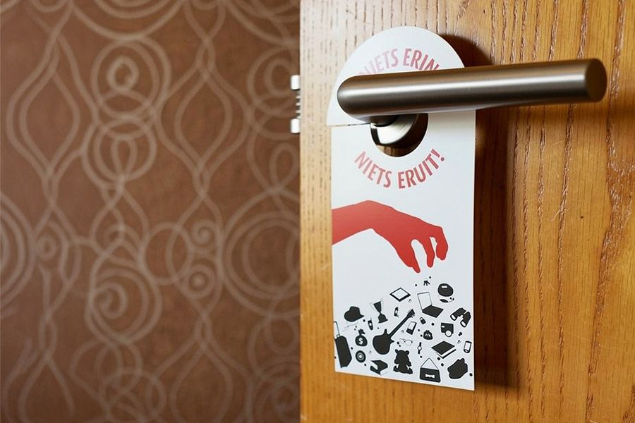 bedrukte deurhanger aan de deur van een hotelkamer